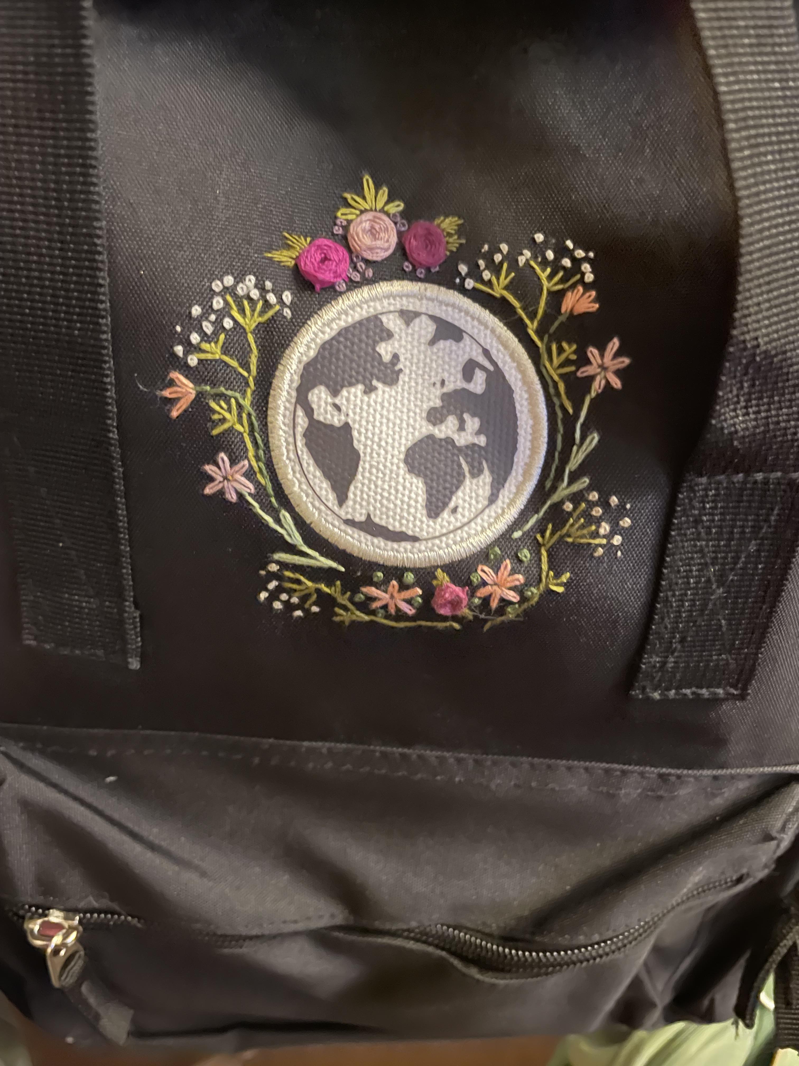 Handbestickter Rucksack schwarz Blumenranke