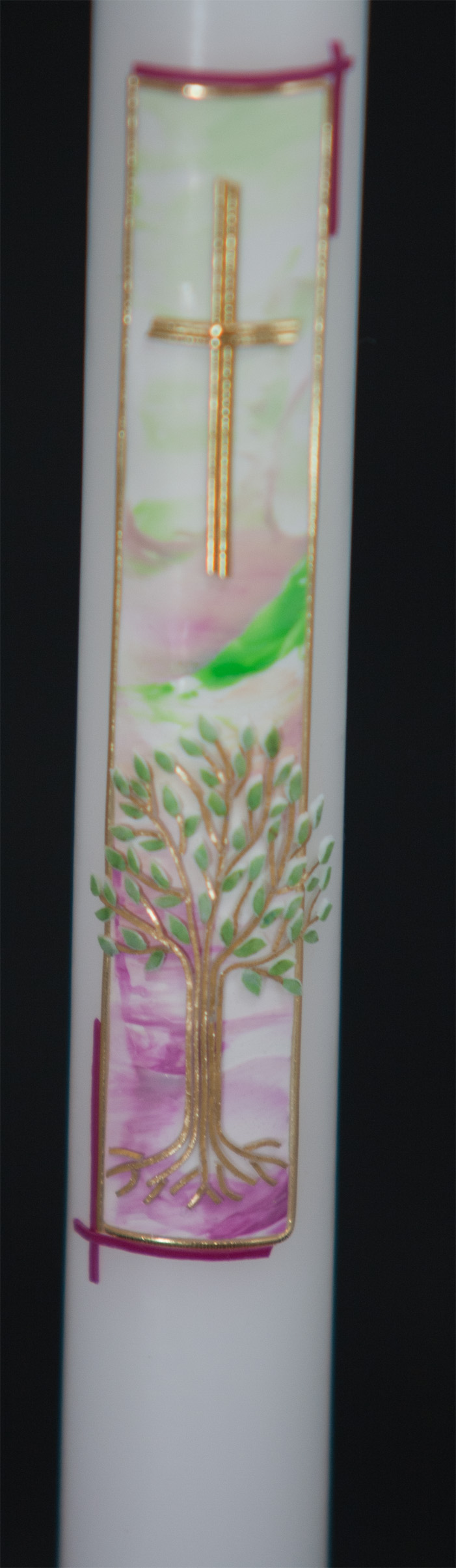 Besondere Taufkerze mit gemaltem Hintergrund in rosa-gruen mit kleinem Lebensbäumchen und Kreuz.