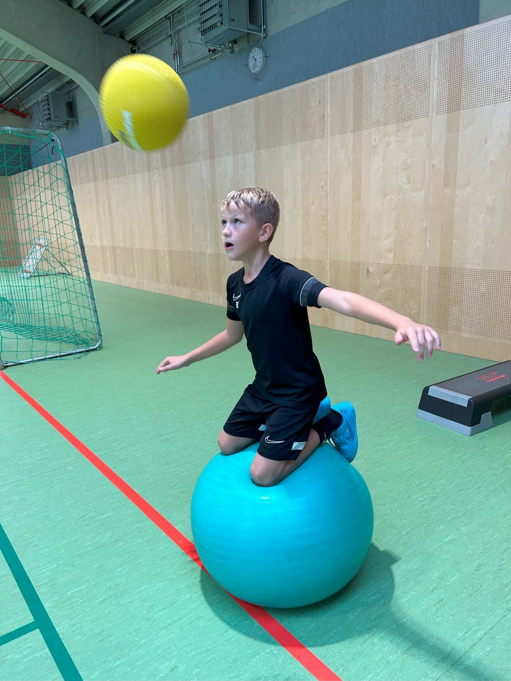 AFS Training - Kopfballtraining auf großen Ball