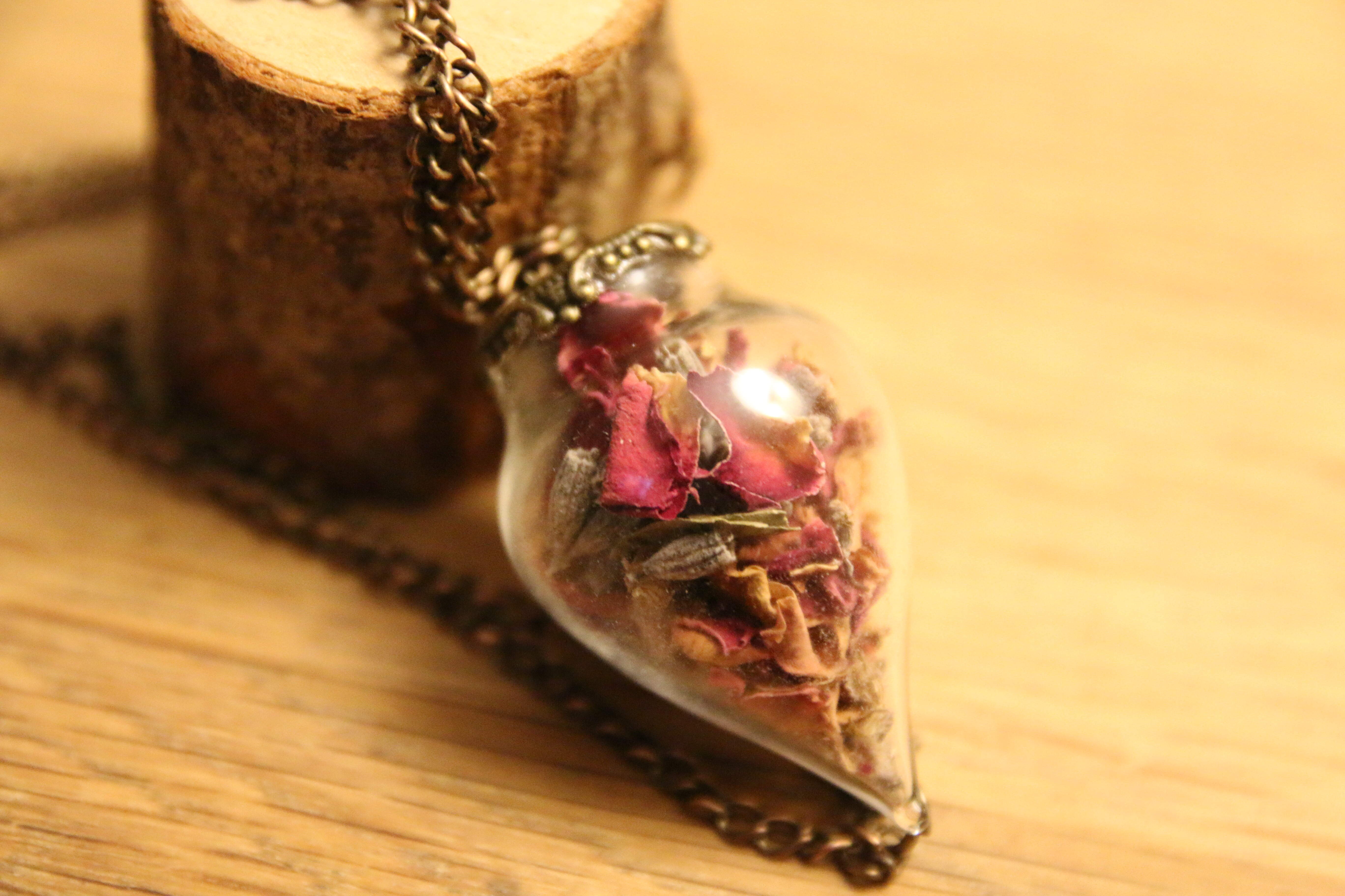 Halskette mit pendelförmiger Glasperle mit Pflanzen (Rosen, Lavendel)