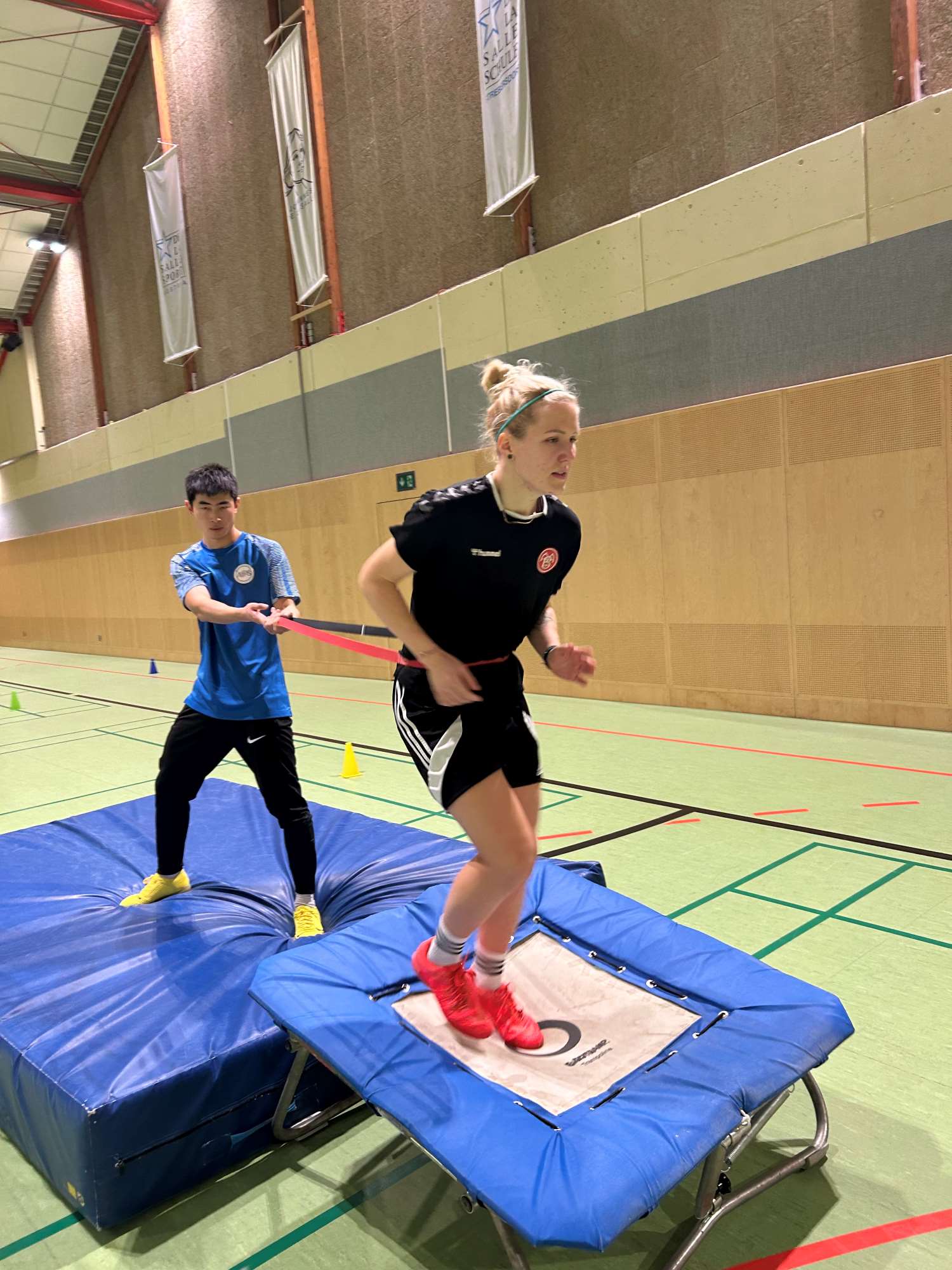 AFS Individualtraining - Sportübungen in der Halle - Training am Trampolin