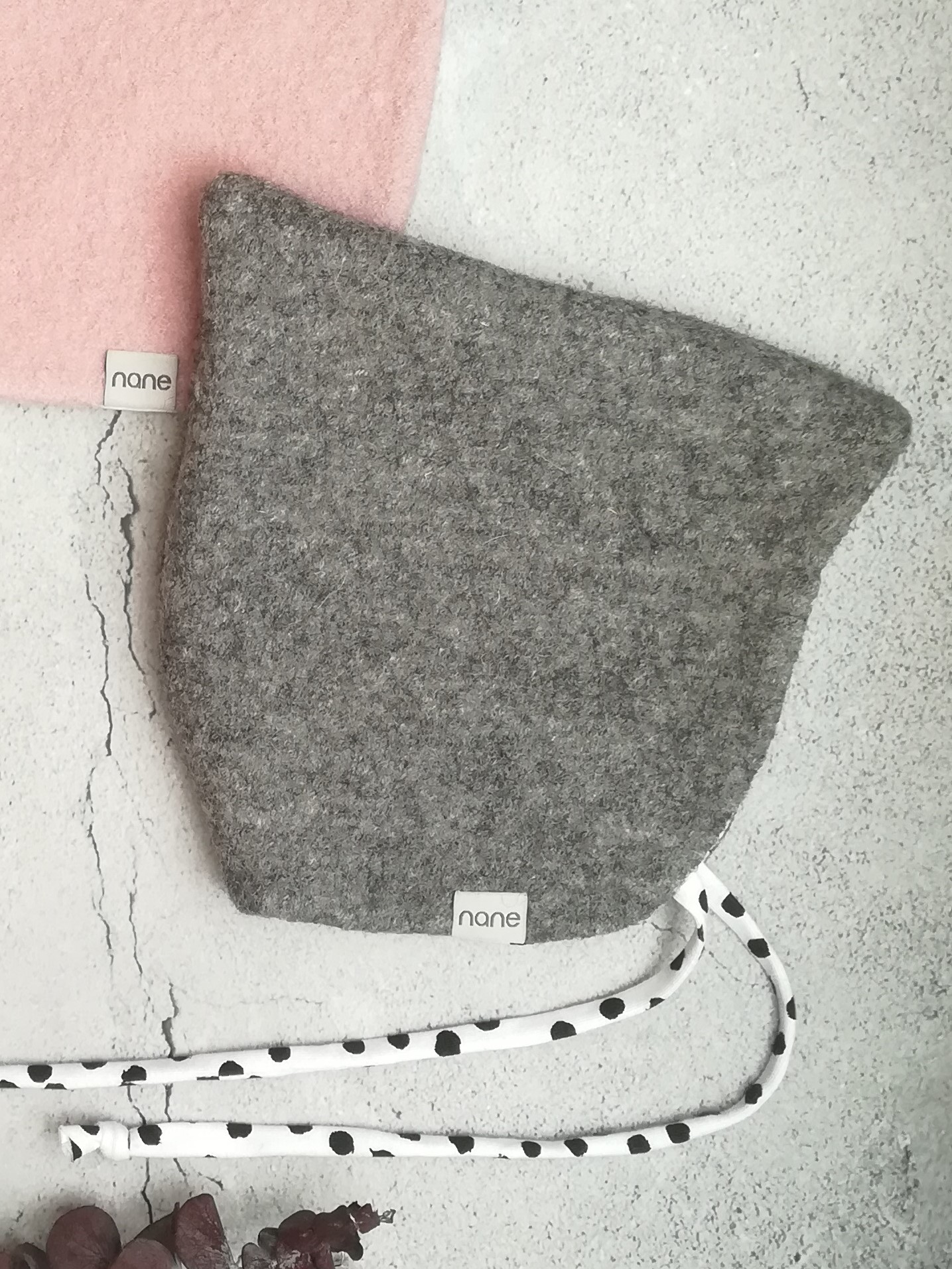 Mütze aus Wollwalk grau mit Punkten