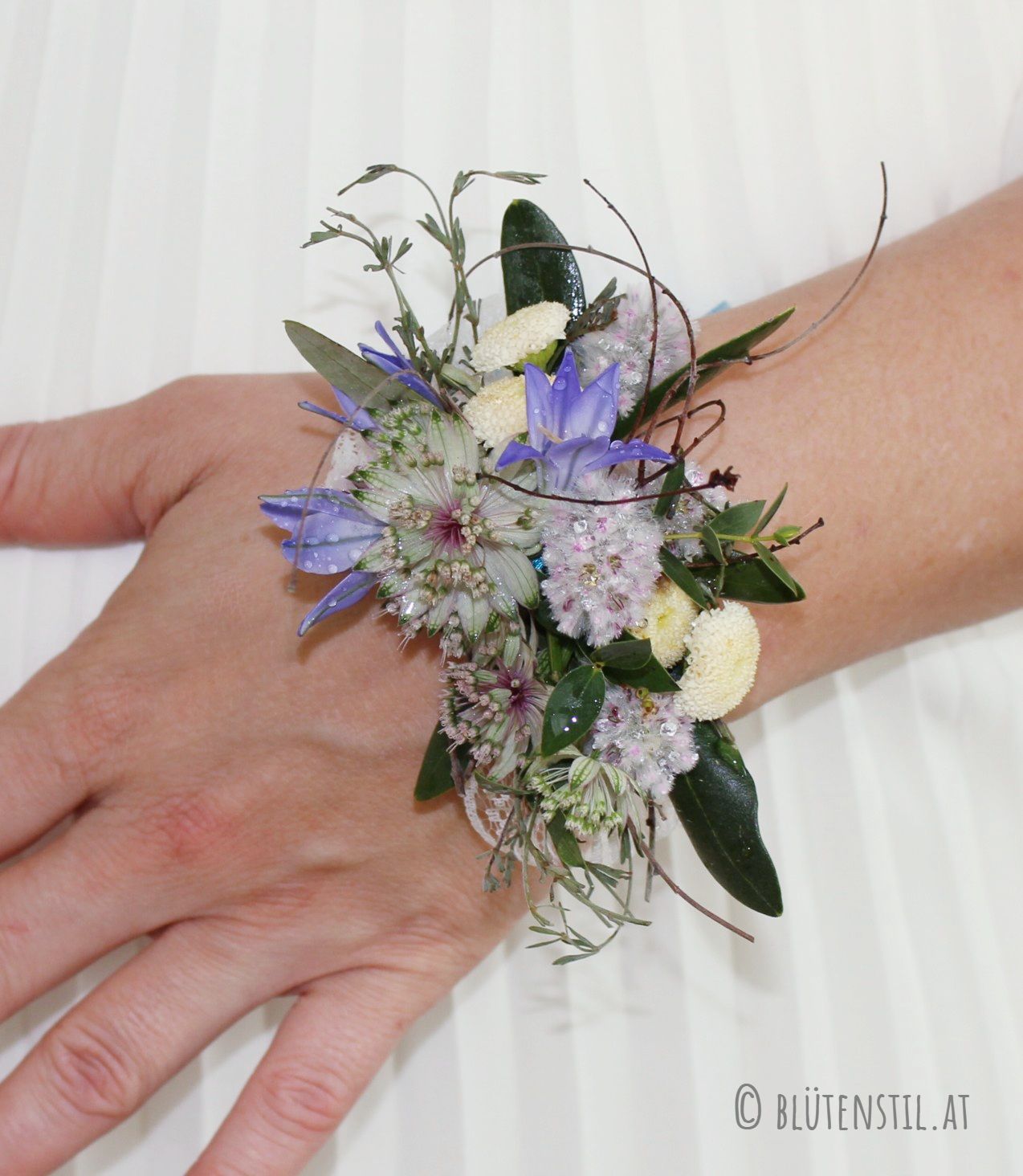 Blumenarmban für Hochzeit blau zart
