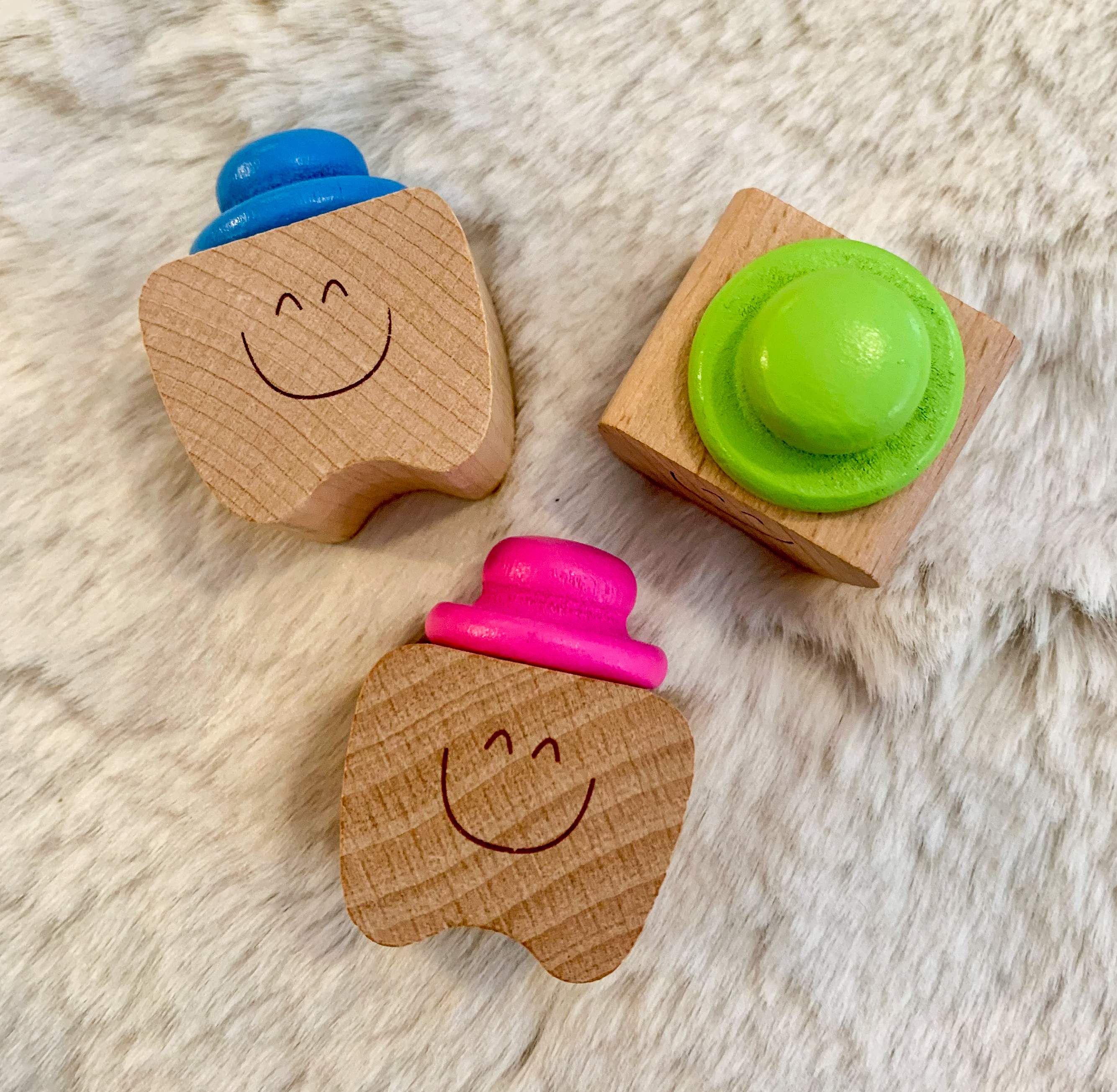 Zahndose aus Holz mit Namensgravur in verschiedenen Farben