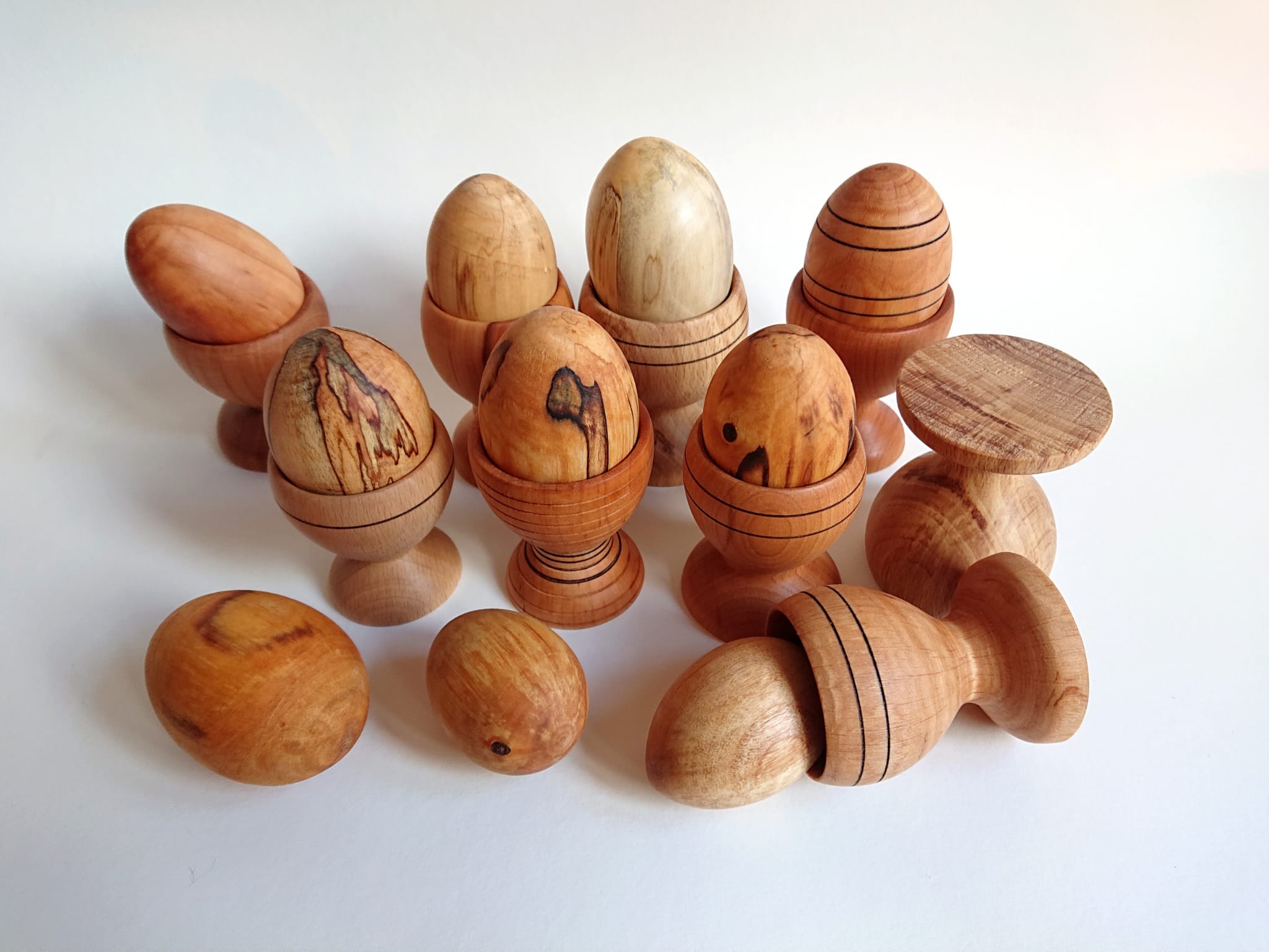 HolzEierbecher aus verschiedenen Holzsorten
